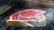 cote de bœuf sur une plancha en cuisson