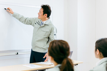 打ち合わせ・会議をする工場の作業員
