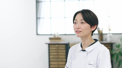 Poster - 説明する女性　看護師　エステティシャン　インタビュー