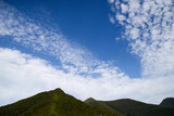 Fototapeta  - 蔵王の景色　蔵王連峰の上に広がる巻積雲（うろこ雲・いわし雲）