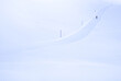 piste de neige avec une silhouette dans une immensité glacée et froide