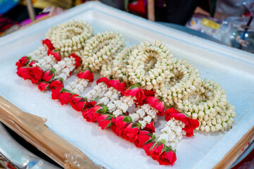 Garland for paying homage to monks on Buddhist holy days or for giving to benefactors.