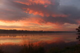 Fototapeta Krajobraz - Piękny wschód słońca nad rzeką w jesienny poranek.