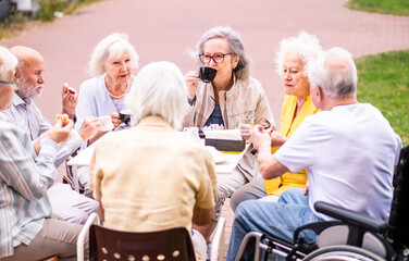 Group of seniors people bonding at the bar cafeteria - Old elderly friends meeting in a coffeehouse and having fun together