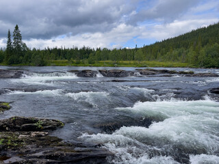 Wall Mural - Fluss im Korallgrottans Naturreservat am Vildmarksvägen, Jämtland, Schweden