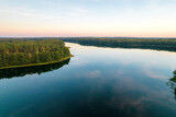Fototapeta Fototapety na ścianę - Widok z drona na jezioro Wierzchowo w Polsce. Zielony las otaczający jezioro i czysta niebieska woda Krajobraz wiejski w Polsce. Wczesna jesień.