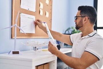 Canvas Print - Young hispanic man business worker writing on cork board at office