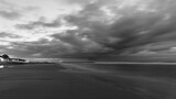 Fototapeta Fototapeta z niebem - Czarno białe morze