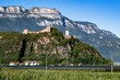 Schloss Sigmundskron , auch Castel Firmiano, hoch über der Etsch bei Bozen in Südtirol - Die Ruine der  riesigen Burg beherbergt heute das  vierte Bergmuseum von Reinhold  Messner