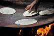Frau bei der Tortilla-Zubereitung, Restaurant, Mezcal Gewinnung, Mitla, Oaxaca, Mexiko, Mittelamerika