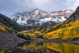 Fototapeta Góry - Maroon Bells in Colorado during fall season