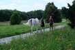 FU 2021-09-12 Acker 59 Im Park spazieren Leute mit einem Pferd