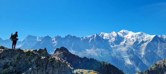 Randonneur admirant le massif du Mont Blanc