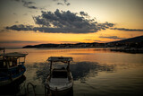 Fototapeta Zachód słońca - Zachód słońca na przystani. Wyspa grecka Thassos