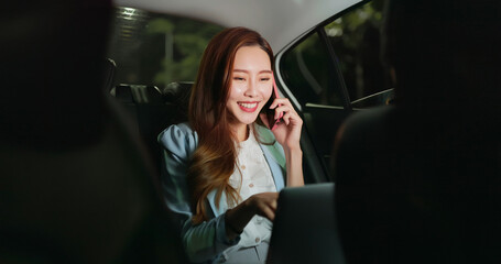 Canvas Print - businesswoman work in car