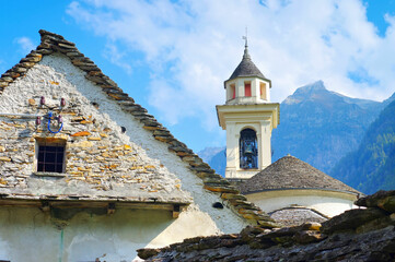 Canvas Print - typische Häuser in Sonogno im Verzascatal, Tessin in der Schweiz - typical houses in Sonogno in the Verzasca Valley, Ticino in Switzerland