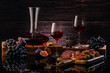snack, plateau de charcuterie, salami jambon cornichon  carafe et verre de vin, raisin et figues