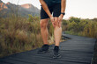 © Kay Abrahams/peopleimages.com - Knee pain, running and exercise in nature, man holding leg from sore joint or muscle. Training, fitness and runner exercising in woods or mountain trail with sports injury, athlete hurt after workout