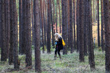 Fototapeta  - Dziewczyna blondynka zbiera grzyby jesienią w lesie