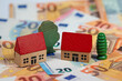 Häuser auf Geldscheinen symbolisch für Grundsteuer