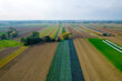 Kolorowe pola uprawne widziane z góry, rolniczy krajobraz polskiej wsi. 