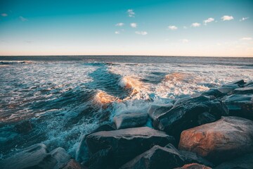 Poster - Beautiful landscape of crushing waves on the sunset