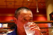 アルコール依存症　日本酒　水を飲む　シニア男性