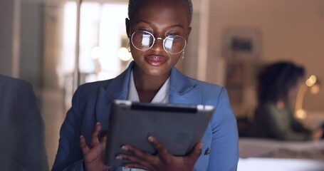 Aufkleber - Black woman, tablet and business in office at night working overtime, corporate deadline or online research. Social media, internet surfing and female from Nigeria on 5g digital tech in dark office.