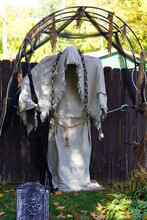  Scary Halloween Decorations In Front Of The Yard.