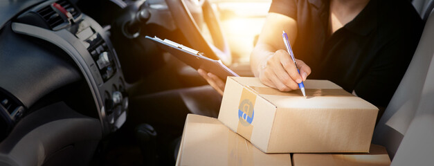 Close-up photo of a delivery driver Highlight parcels and clipboards.