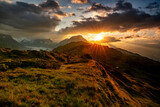 Fototapeta Konie - Słońce w górach
