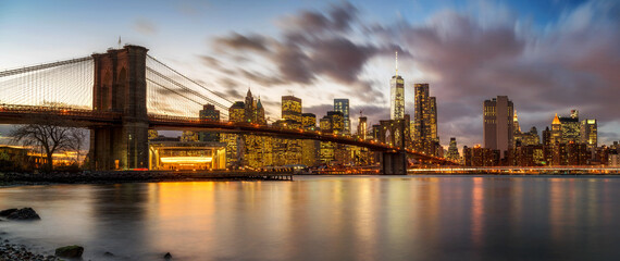Fototapete - Brooklyn bridge and Manhattan bridge after sunset, New York City