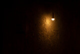Fototapeta Na drzwi - Bombilla encendida en cuarto oscuro