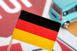Flagge von Deutschland, Verkehrsschilder und ein Auto