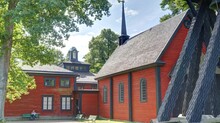 église Ancienne En Bois Debout Rouge Dans La Campagne Suédoise Avec Son Clocher