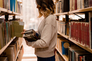 Wall Mural - Choseing a book