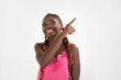 © jeanmichelkra - giovane ragazza nera suggerisce con il dito in su