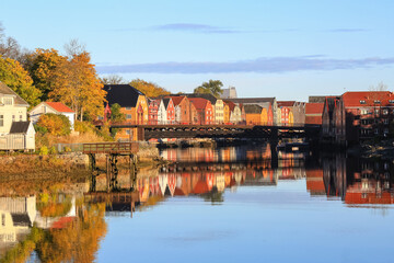 Canvas Print - Autumn in Trondheim, view of the river Nidelva