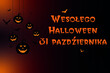 karta lub baner na happy halloween party 31 października w kolorze pomarańczowym na czarno-pomarańczowym tle gradientowym z pomarańczowymi i czarnymi dyniami i czarnymi nietoperzami