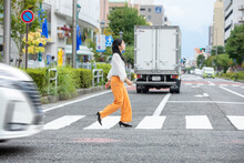横断歩道を渡る女性　pedestrian Crossing