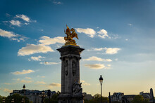 Paryż, Francja, Most Aleksandra III Nad Rzeką Sekwaną, Zbliżenie Na Złotą Rzeźbę Konia Na Zdobionym Filarze.