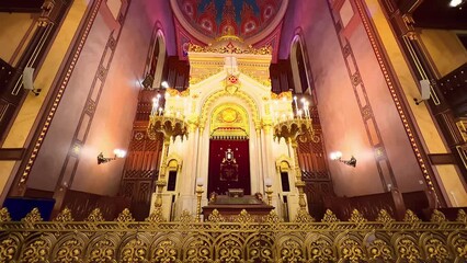 Canvas Print - Panorama of Dohany Street Synagogue interior with Torah Ark, frescoed dome and ceiling, Budapest, Hungary