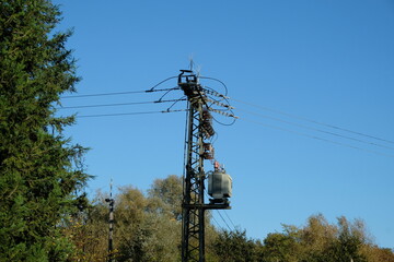 FU 2021-10-24 WahnGeister 356 Am Mast sind Stromleitungen