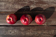 brązowe deski i jabłka 3