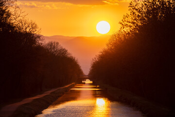 Couché de soleil sur le Canal de Colmar vu depuis Artzenheim, Alsace, France