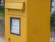 Gelber Briefkasten in der Stadt