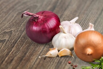 Poster - Organic onion bulbs with garlic on kitchen desk