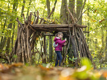 Une Petite Fille Et Sa Cabane En Bois En Forêt