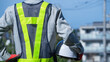 安全ベストを着た作業服姿の男性｜建設業・警備員・ガードマン　イメージ