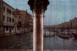 Una colonna del mercato del pesce di Rialto a Venezia con le tende rosse ai lati che mostrano il Canal Grande in trasparenza